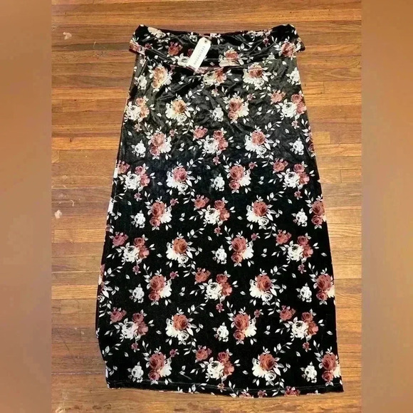 EARTHBOUND Dresses & Skirts - Earthbound NWT 2X fold over floral velvet maxi skirt. Whimsigoth dark romantic